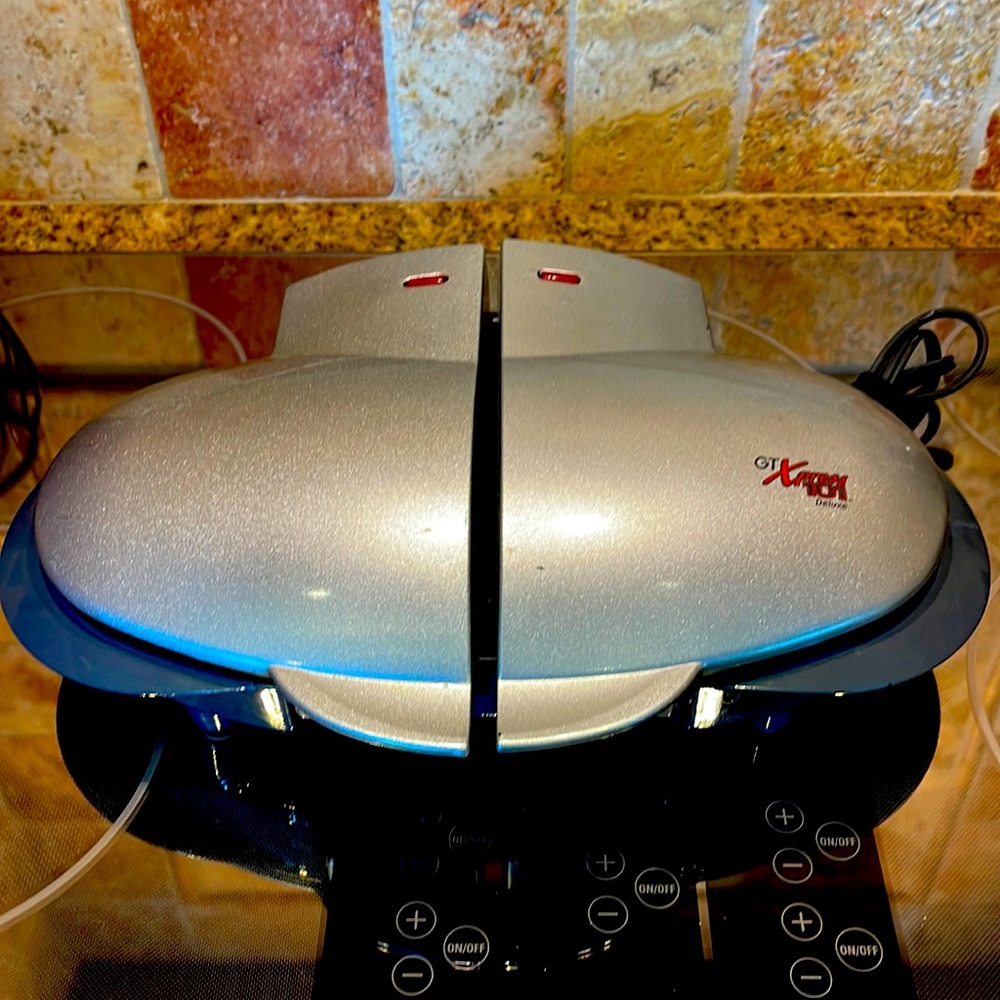 COPY - GT XPRESS DELUXE GRILLER... makes grilling so much fun....w/ 3 cookbooks!